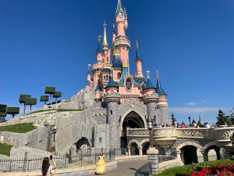 Make your holiday 10x easier. The MOST PRACTICAL (and fun!) things to pack when visiting Disneyland Paris with kids for the first time